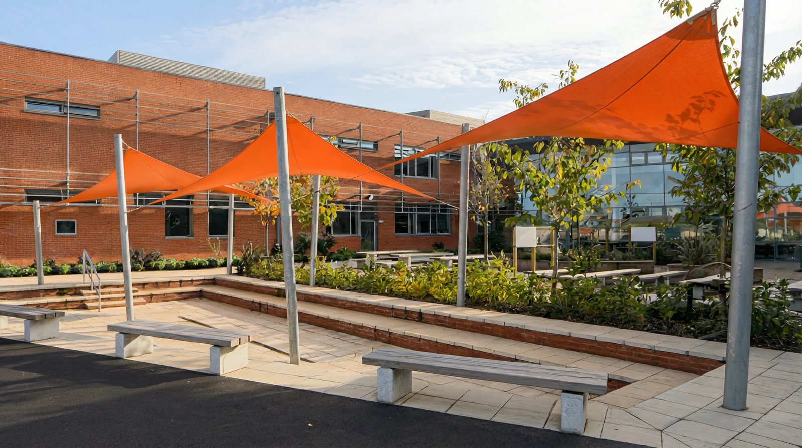 Orangea solsegel över skolgård