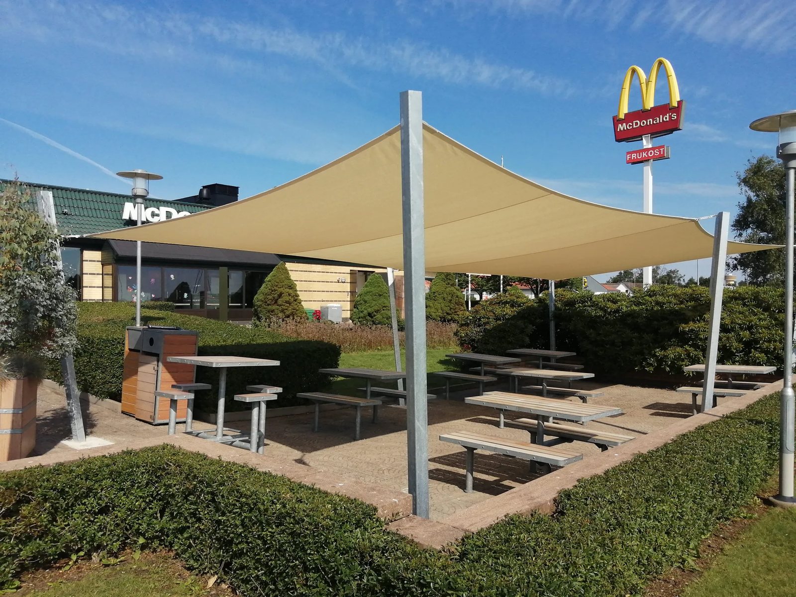 Solsegel över restaurangens uteservering