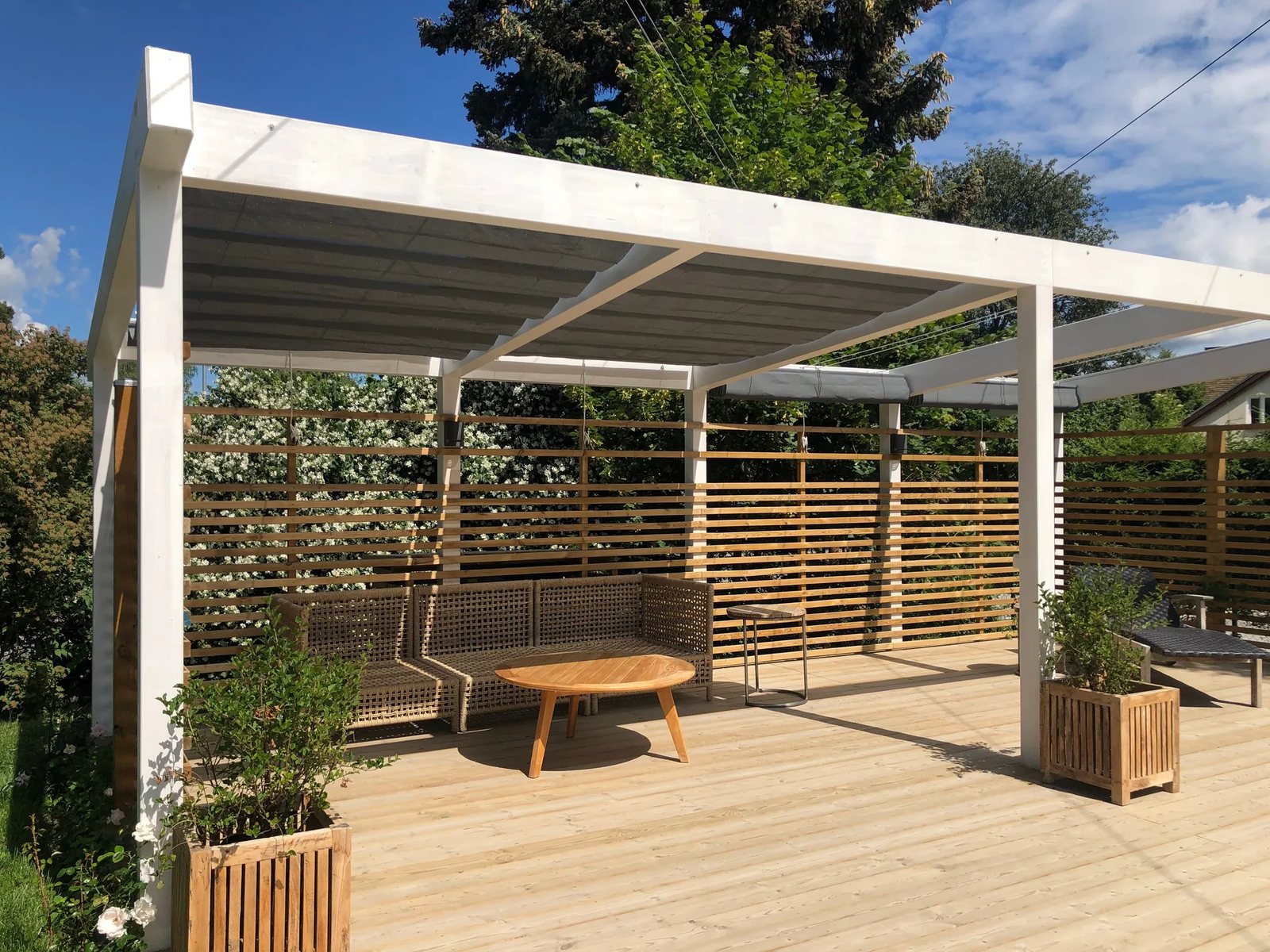 Vajersolskydd på vit pergola