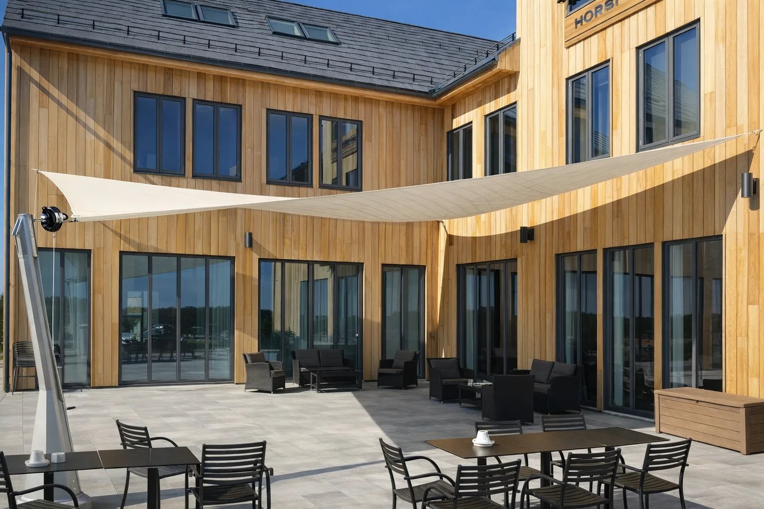 Solsegel vid restaurang med träfasad